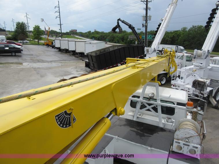 image for item G3687 1998 International 4900 digger derrick truck