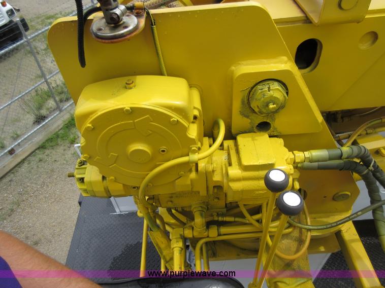 image for item G3687 1998 International 4900 digger derrick truck