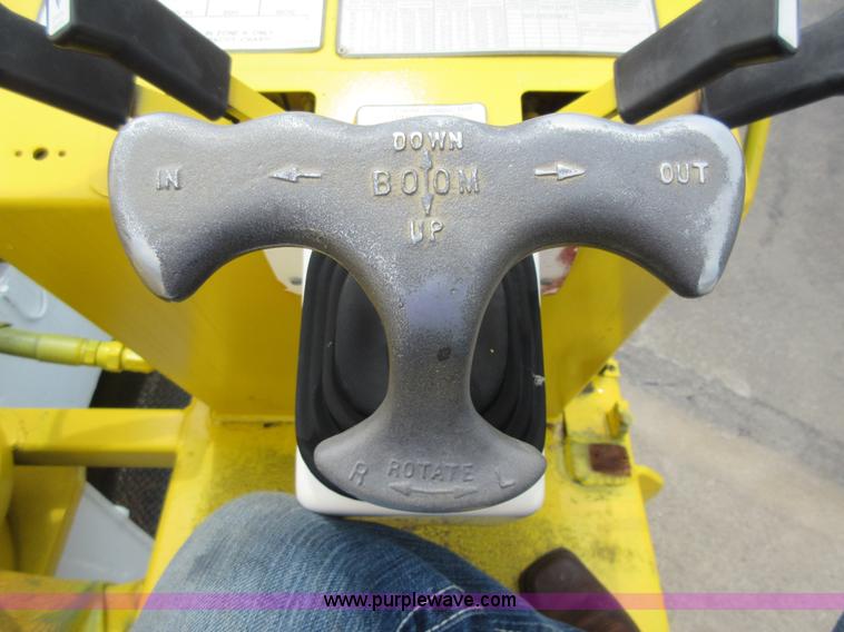 image for item G3687 1998 International 4900 digger derrick truck