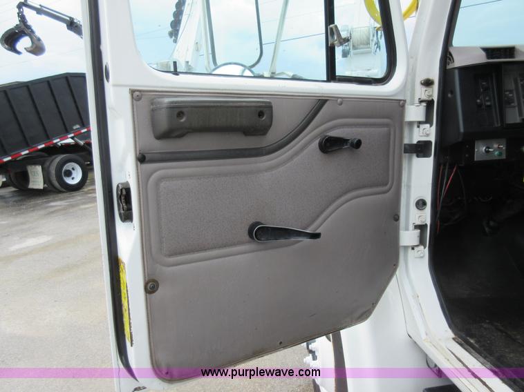 image for item G3687 1998 International 4900 digger derrick truck