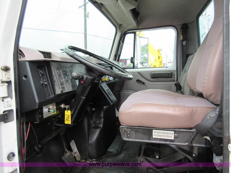 image for item G3687 1998 International 4900 digger derrick truck