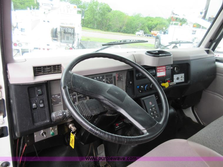 image for item G3687 1998 International 4900 digger derrick truck