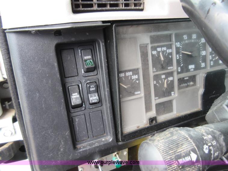 image for item G3687 1998 International 4900 digger derrick truck