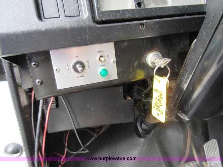 image for item G3687 1998 International 4900 digger derrick truck