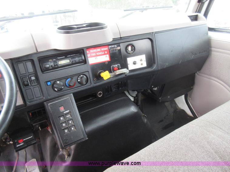 image for item G3687 1998 International 4900 digger derrick truck