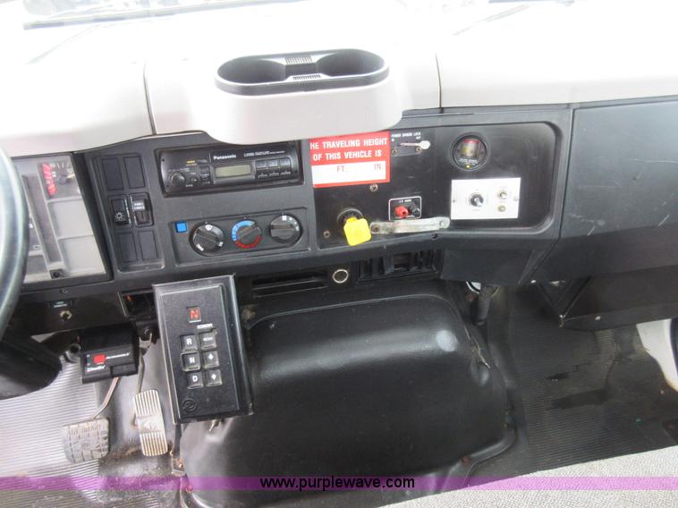 image for item G3687 1998 International 4900 digger derrick truck