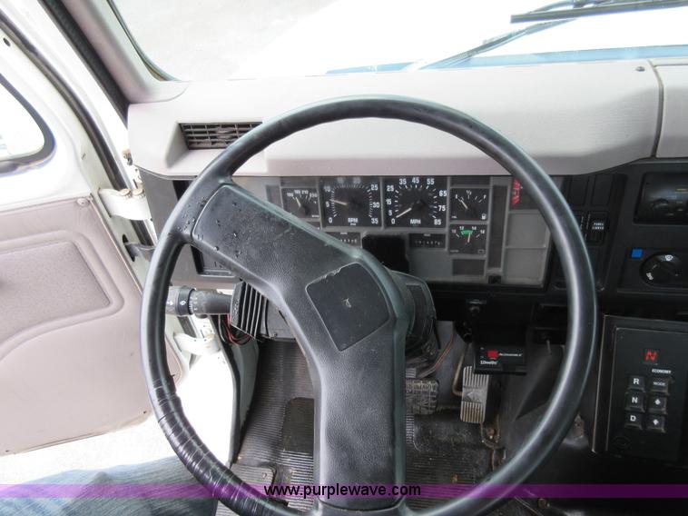 image for item G3687 1998 International 4900 digger derrick truck