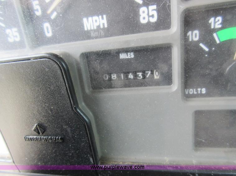 image for item G3687 1998 International 4900 digger derrick truck