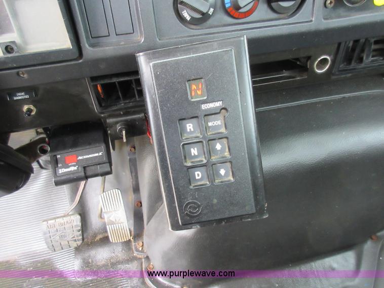 image for item G3687 1998 International 4900 digger derrick truck