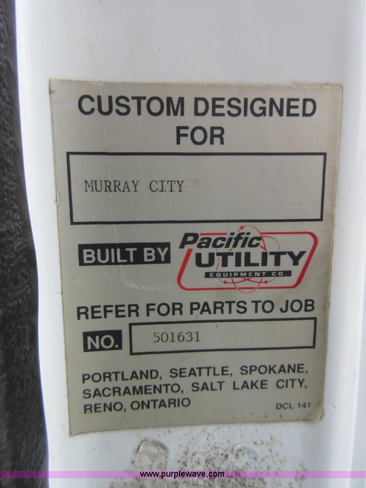 image for item G3687 1998 International 4900 digger derrick truck