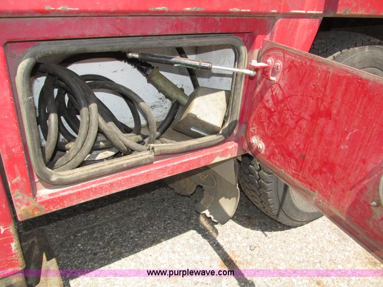 image for item H4620 1999 Ford F550 Super Duty XL service truck with crane