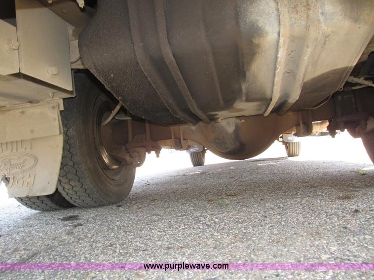 image for item H4620 1999 Ford F550 Super Duty XL service truck with crane