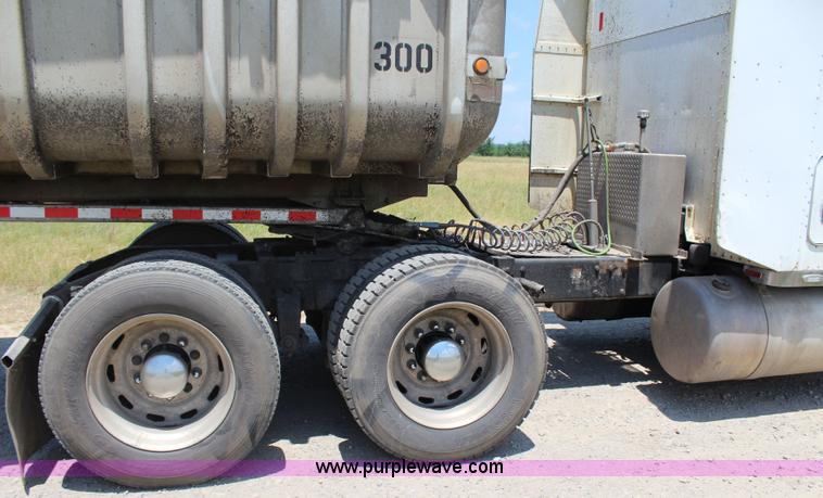 image for item I1643 1997 Peterbilt 379 semi truck