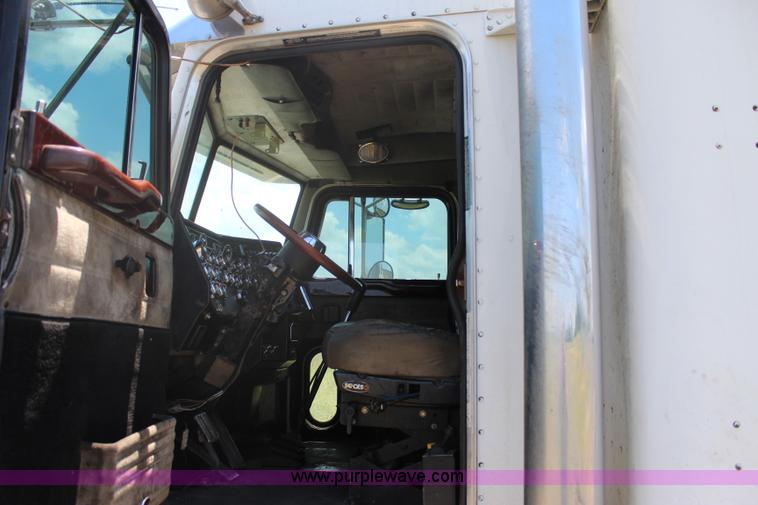 image for item I1643 1997 Peterbilt 379 semi truck