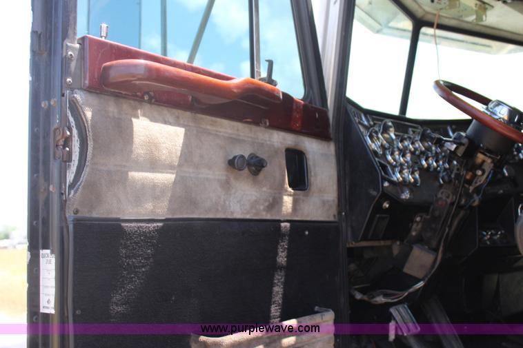 image for item I1643 1997 Peterbilt 379 semi truck