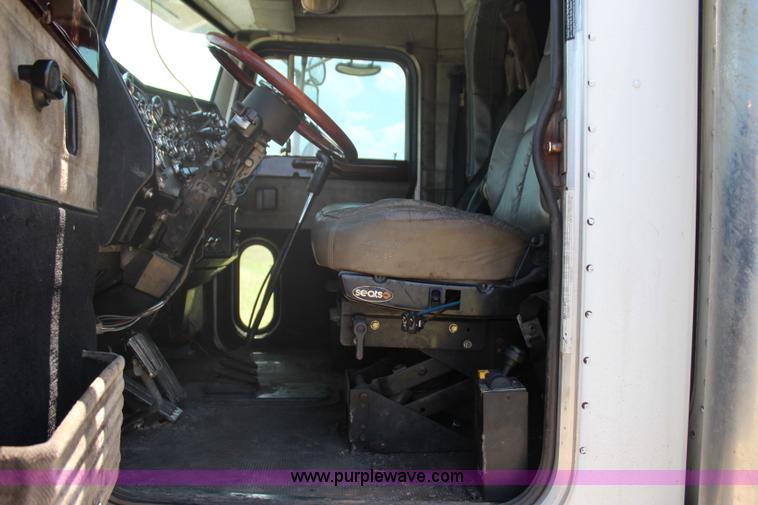 image for item I1643 1997 Peterbilt 379 semi truck