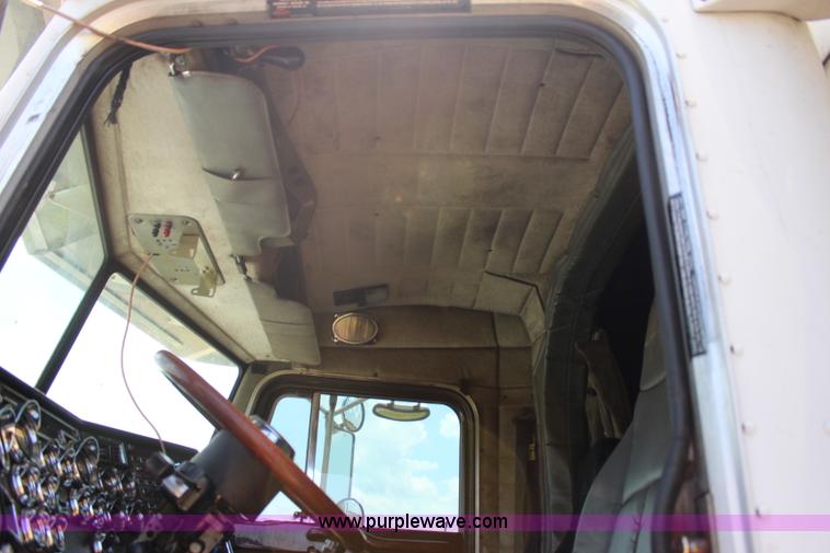 image for item I1643 1997 Peterbilt 379 semi truck