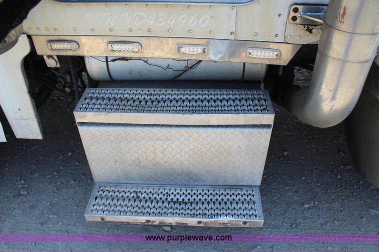 image for item I1643 1997 Peterbilt 379 semi truck