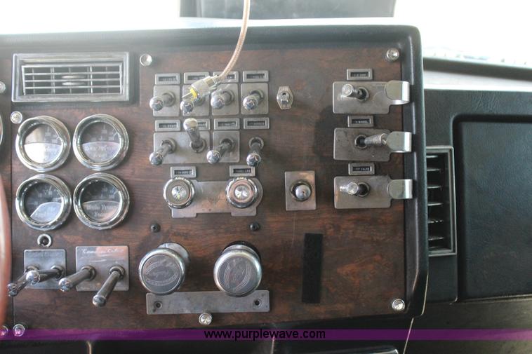 image for item I1643 1997 Peterbilt 379 semi truck