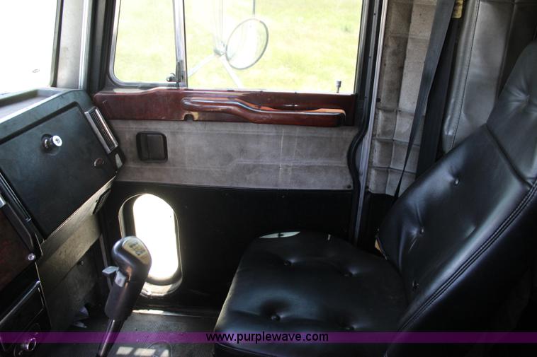 image for item I1643 1997 Peterbilt 379 semi truck