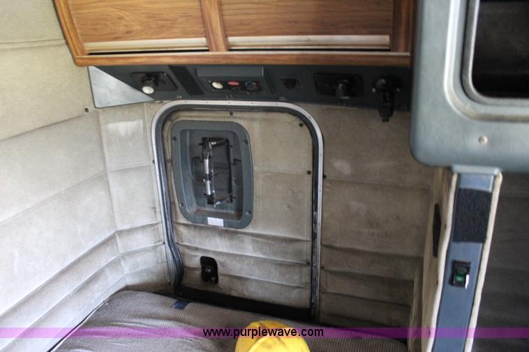 image for item I1643 1997 Peterbilt 379 semi truck