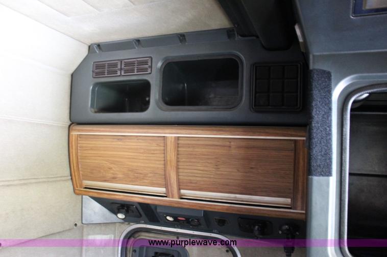 image for item I1643 1997 Peterbilt 379 semi truck