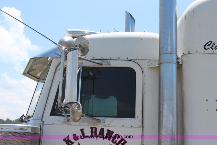 image for item I1643 1997 Peterbilt 379 semi truck