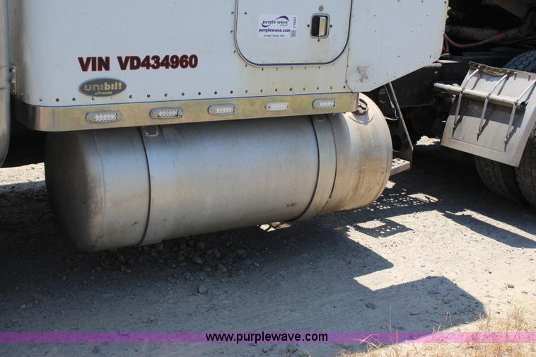 image for item I1643 1997 Peterbilt 379 semi truck