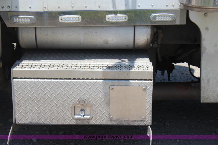 image for item I1643 1997 Peterbilt 379 semi truck