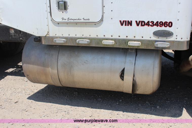 image for item I1643 1997 Peterbilt 379 semi truck