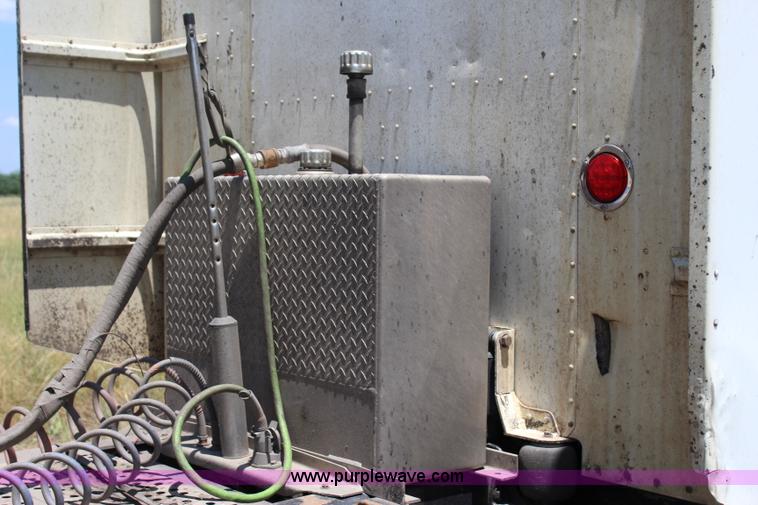 image for item I1643 1997 Peterbilt 379 semi truck