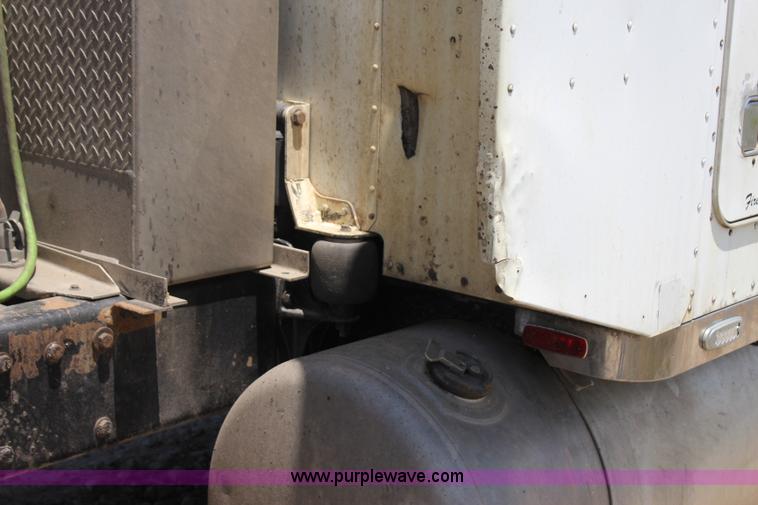 image for item I1643 1997 Peterbilt 379 semi truck