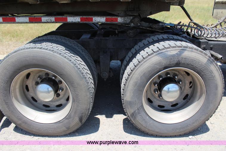 image for item I1643 1997 Peterbilt 379 semi truck