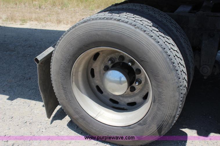 image for item I1643 1997 Peterbilt 379 semi truck