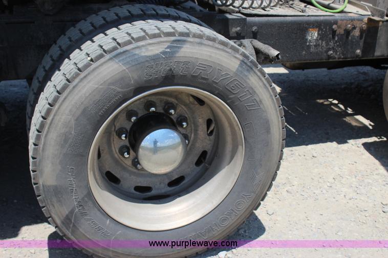 image for item I1643 1997 Peterbilt 379 semi truck