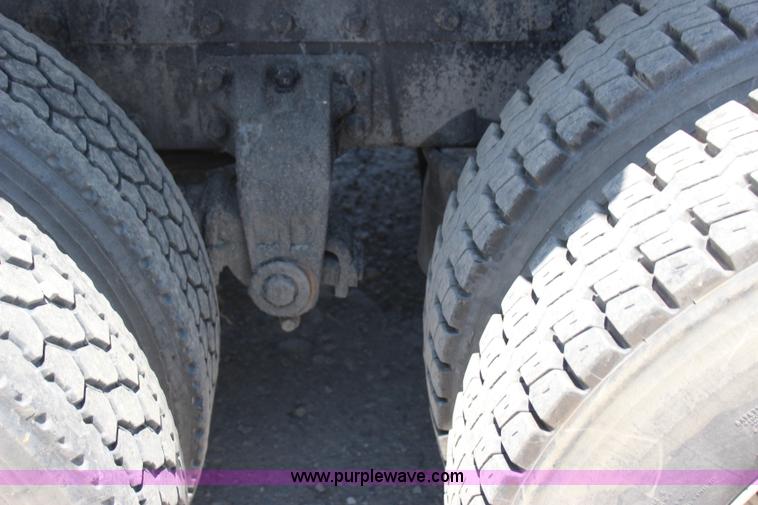 image for item I1643 1997 Peterbilt 379 semi truck