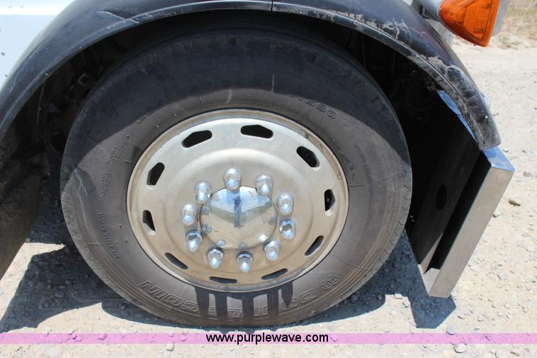 image for item I1643 1997 Peterbilt 379 semi truck