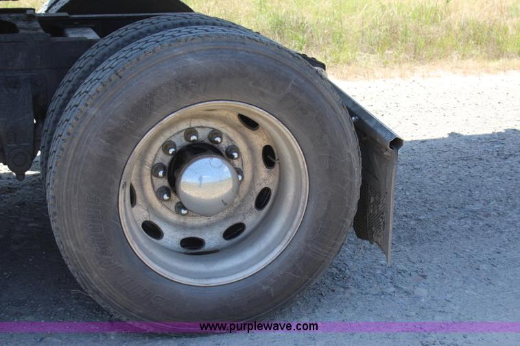 image for item I1643 1997 Peterbilt 379 semi truck