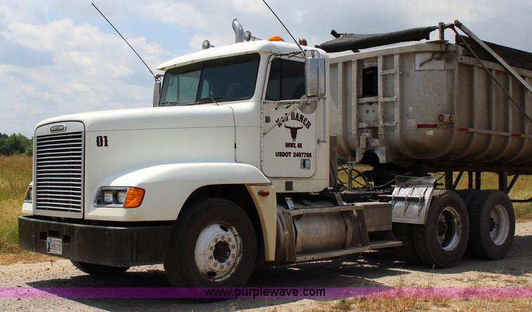 image for item I1644 2000 Freightliner semi truck