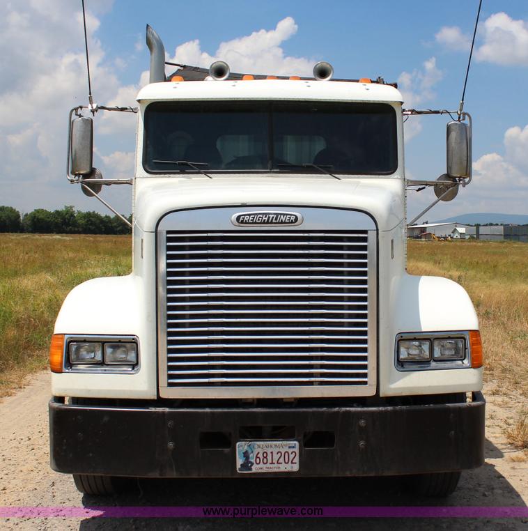 image for item I1644 2000 Freightliner semi truck