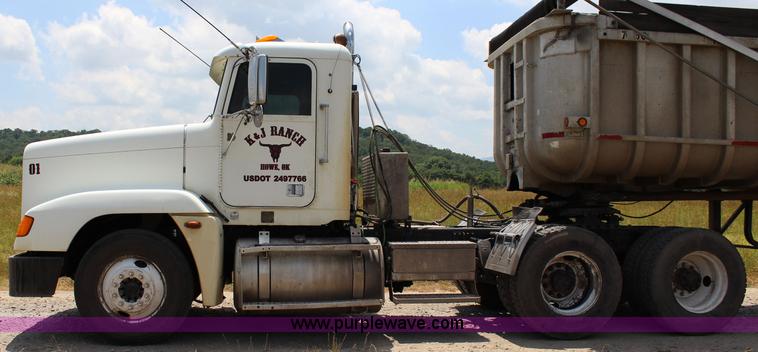 image for item I1644 2000 Freightliner semi truck