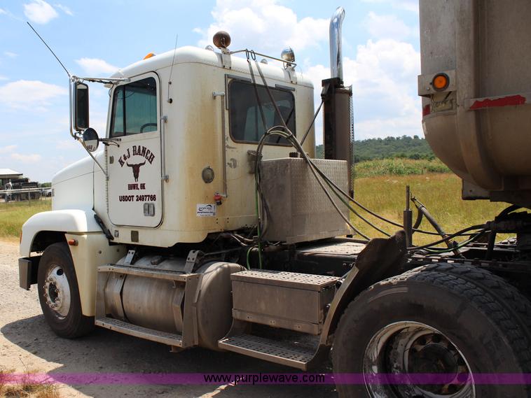 image for item I1644 2000 Freightliner semi truck