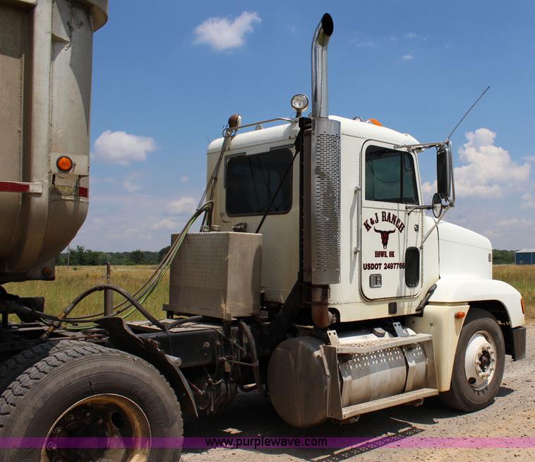 image for item I1644 2000 Freightliner semi truck