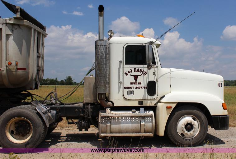 image for item I1644 2000 Freightliner semi truck