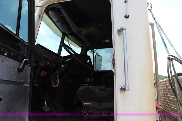 image for item I1644 2000 Freightliner semi truck