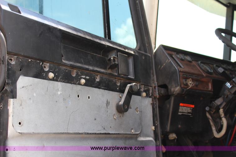 image for item I1644 2000 Freightliner semi truck