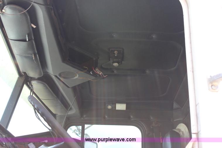 image for item I1644 2000 Freightliner semi truck