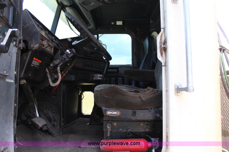 image for item I1644 2000 Freightliner semi truck