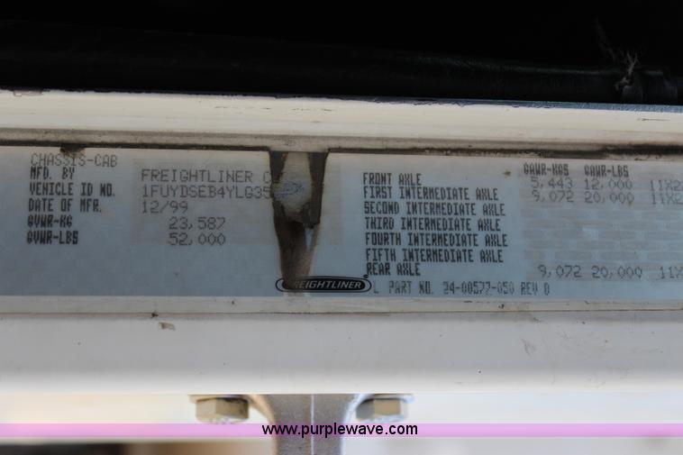 image for item I1644 2000 Freightliner semi truck