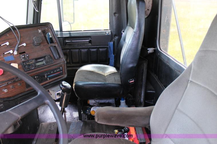 image for item I1644 2000 Freightliner semi truck